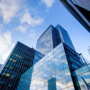 Est-ce que les bâtiments construits après 2020 sont automatiquement conformes au décret tertiaire ?