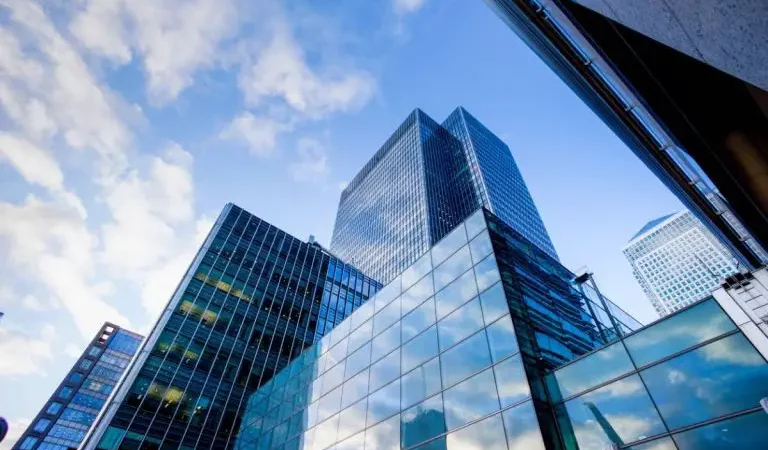 Est-ce que les bâtiments construits après 2020 sont automatiquement conformes au décret tertiaire ?